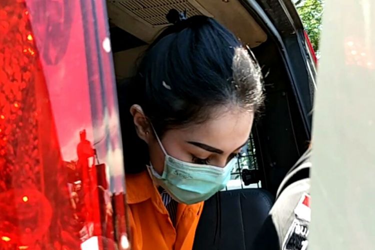 Jennifer Dunn tiba di gedung Kejaksaan Negeri Jakarta Selatan di Jagakarsa, Jakarta Selatan, Kamis (15/3/2018), untuk diserahkan polisi ke kejaksaan.