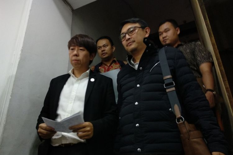 Dave Revano, ketua panitian acara Untukmu Indonesia didampingi pengacara Henry Adiguna memberikan keterangan kepada wartawan, Senin (7/5/2018) setelah menjalani pemeriksaan di Polda Metro Jaya