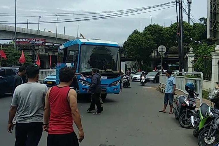 Transjakarta 1E Blok M-Pondok Labu dihadang di Jalan Fatmawati, Jakarta Selatan, Selasa (9/1/2018).