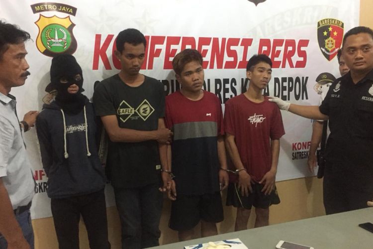 Empat tersangka begal, yaitu Prasetya Abdulrahman (20), Obi (18), Angga Saputra (18), dan KS (17) diringkus polisi dari Polres Depok akhir pekan lalu. Mereka diperlihatkan kepada wartawan di Mapolresta Depok di Jalan Margonda, Depok, Senin (19/11/2018).