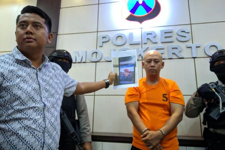 Eko Tugas Saputra (33), diringkus jajaran Kepolian Resor (Polres) Mojokerto, Jawa Timur. Dengan modal foto palsu, anggota TNI AL gadungan berhasil menipu dan meniduri 16 perempuan.