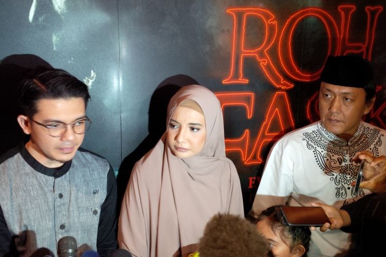 (Kiri ke kanan) Irwansyah, Zaskia Sungkar, dan Abi Cancer menghadiri screening film Roh Fasik di Metropole XXI, Menteng, Jakarta Pusat, Senin (6/6/2019).