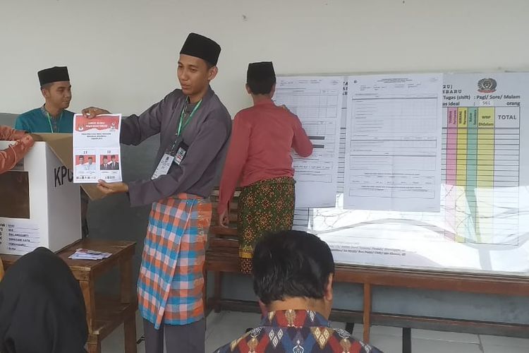 Proses penghitungan suara pilpres di Rutan Kelas IIB Pekanbaru, Riau, Rabu (17/4/2019).
