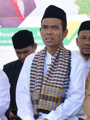 Ustaz Abdul Somad (tengah) sesaat sebelum memberikan kuliah umum di depan ribuan mahasiswa dan masyarakat di Universitas Malikussaleh, Aceh Utara, Senin (13/3/2018)