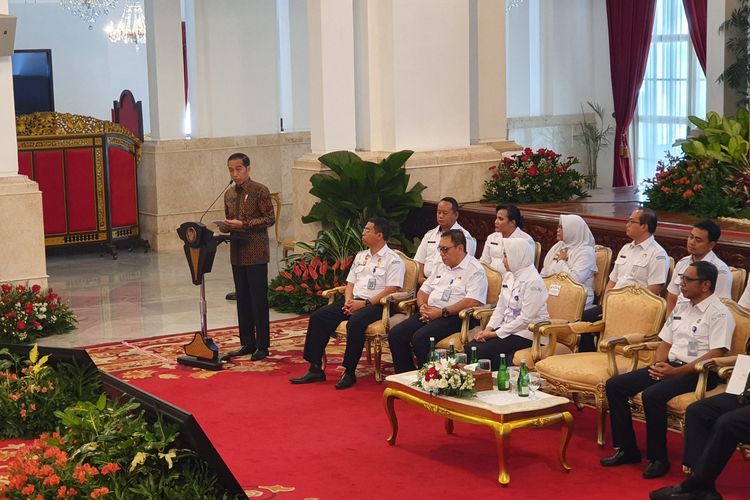 Presiden Jokowi saat membuka rapat koordinasi BMKG di Istana Kepresidenan, Jakarta, Selasa (23/7/2019). 