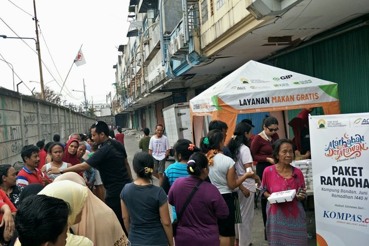 Korban Kampung Bandan antusias mengantre makanan yang diberikan oleh Kompas.com dan ACT, Senin (3/6/2019).