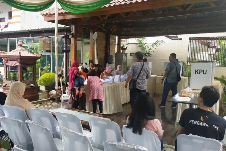 TPS 30 adalah tempat pemungutan suara Bobby Afif Nasution, menantu dari Presiden Jokowi, Rabu (17/4/2019) 
