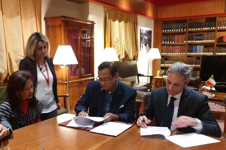 Direktur Utama PT KAI Edi Sukmoro (berkacamata) dan Executive Vice President Perusahaan KA Italia, Ferrovie Dello Stato (FS) International, Filippo Scotti (kanan), menandatangani MoU di Roma, Italia, Rabu (20/9/2019). 