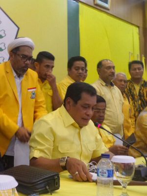 Ketua Harian DPP Partai Golkar Nurdin Halid (tengah) saat menyampaikan kesimpulan rapat pleno DPP Partai Golkar, Selasa (21/11/2017) mala.