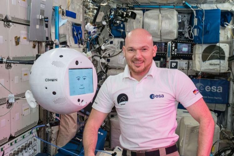 Robot dengan AI yang diberi nama CIMON berbicara kepada astronot Jerman