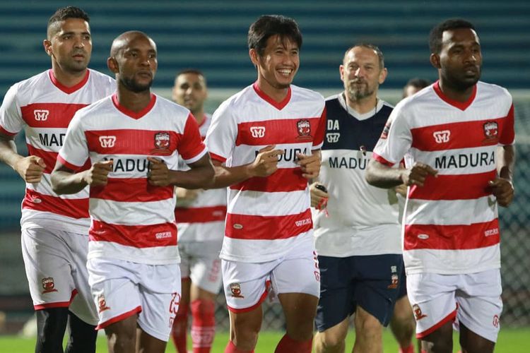 Zah Rahan (dua dari kiri) saat mengikuti sesi uji lapangan bersama skuad Madura United di Stadion Surajaya, Kamis (16/5/2019) malam.