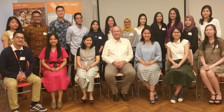 Direktur Nuffic Neso Indonesia, Peter van Tuijl, bersama para penerima beasiswa pada OTS Awardees Gathering di Kedutaan Besar Belanda di Jakarta, Selasa (23/7/2019) malam.
