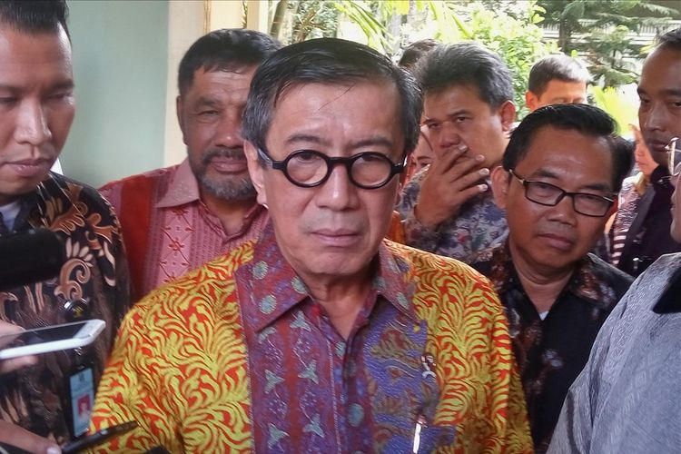 Menkumham Yasonna H. Laoly saat menemui wartawan di Kompleks Kepatihan, Yogyakarta