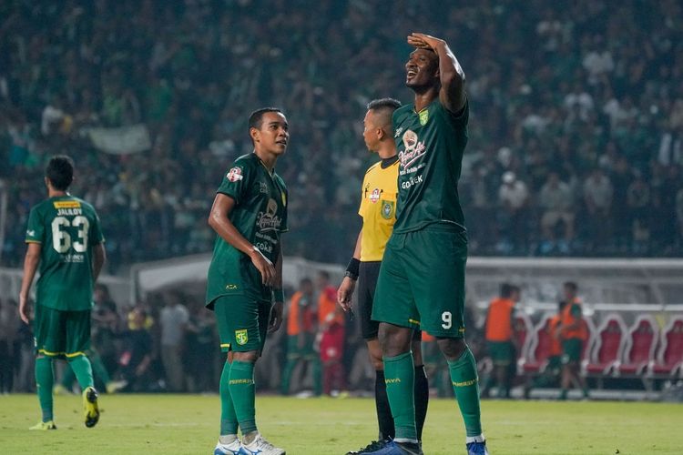 Selebrasi bomber Persebaya Surabaya, Amido Balde, seusai mencetak gol ke gawang Persib Bandung, Jumat (5/7/2019). 