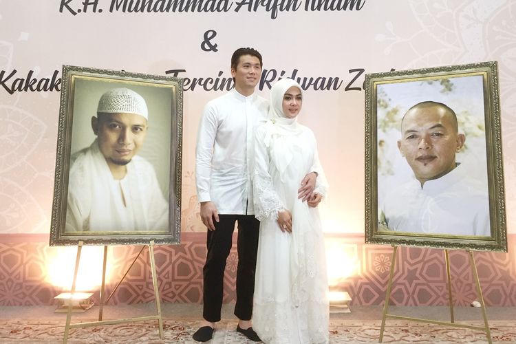 Penyanyi Syahrini bersama sang suami Rheino Barack saat menyantuni 2500 anak yatim di Masjid Az Zikra Bogor, Sabtu (1/6/2019).