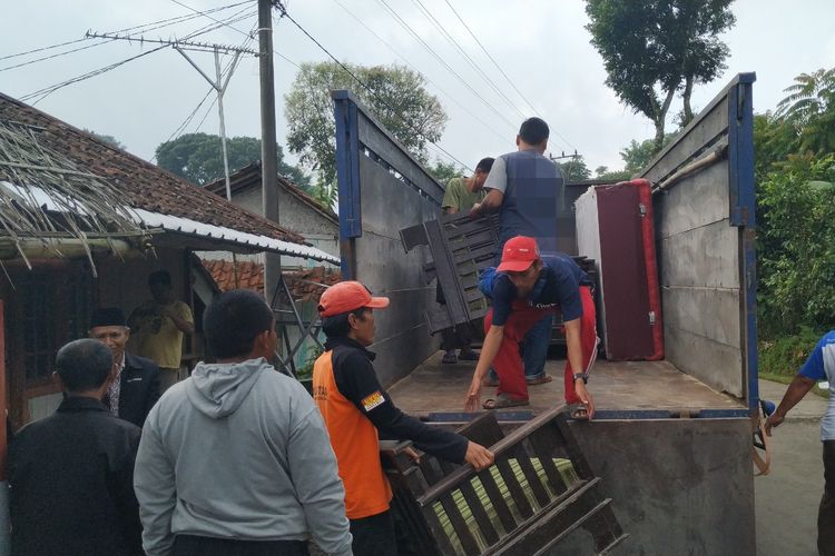 Warga bergotong royong mengangkut operabotan rumah tangga milik warga yang mengungsi di Nyalindung, Sukabumi, Jawa Barat, Sabtu (27/4/2019).
