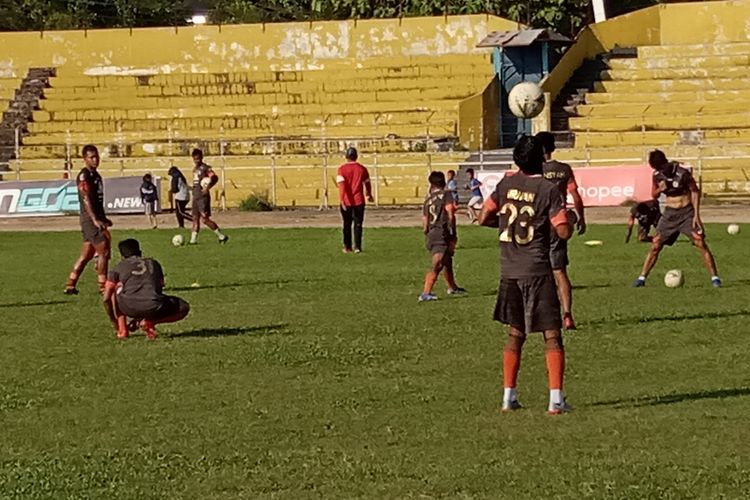 Pemain Semen Padang menggelar latihan di Stadion H.  Agus Salim Padang