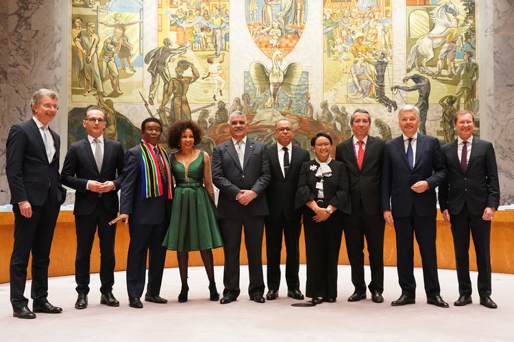 Menteri Luar Negeri Indonesia, Retno Marsudi (nomor empat dari kanan) berfoto bersama para menteri luar negeri dan duta besar untuk PBB dari Jerman, Afrika Selatan, Republik Dominica, dan Belgia, di sela Sidang Umum Dewan Keamanan PBB, di Markas PBB, New York, Amerika Serikat. Gambar diambil pada 8 Juni 2018.