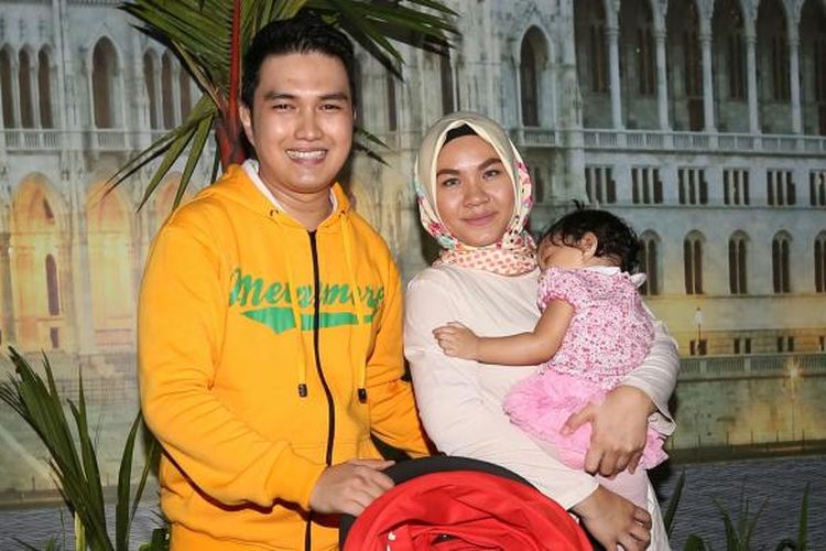 Aldi Taher bersama istri, Giorgia Aisyah, dan anak mereka ditemui dalam sebuah kegiatan di kawasan Tandean, Jakarta Selatan, pada Rabu (4/1/2017).