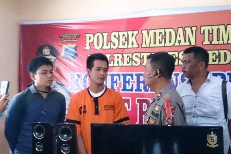 Tersangka Bambang pelaku penipuan lewat modus keluarga ditangkap polisi, saat diamankan di Polsek Medan Timur.