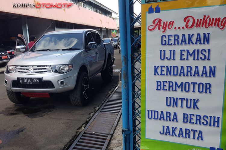 Uji Emisi Kendaraan Bermotor di Kantor DLH Jakarta