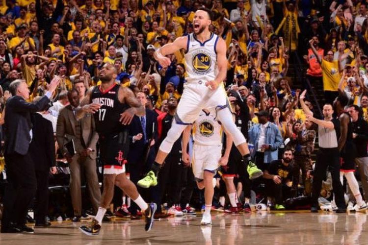 Steohen Curry meluapkan kegembiraan saat Golden State Warriors mencatat kemenangan penting 104-99 atas Houston Rockets tapi berisiko kehilangan pemain kunci mereka, Kevin Durant 