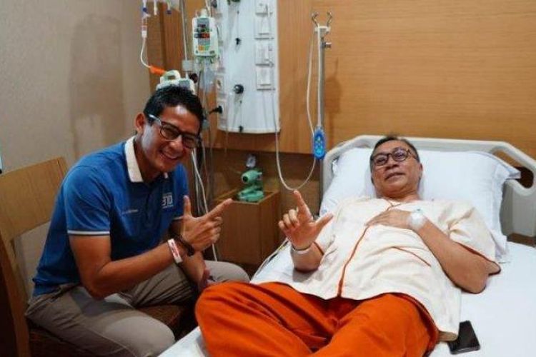 Calon Wakil Presiden Sandiaga Uno mengunjungi Ketua Majelis Permusyawaratan Rakyat (MPR) Zulkifli Hasan yang terbaring sakit di Rumah Sakit MMC Kuningan Jakarta Selatan, Kamis (28/2/2019).
