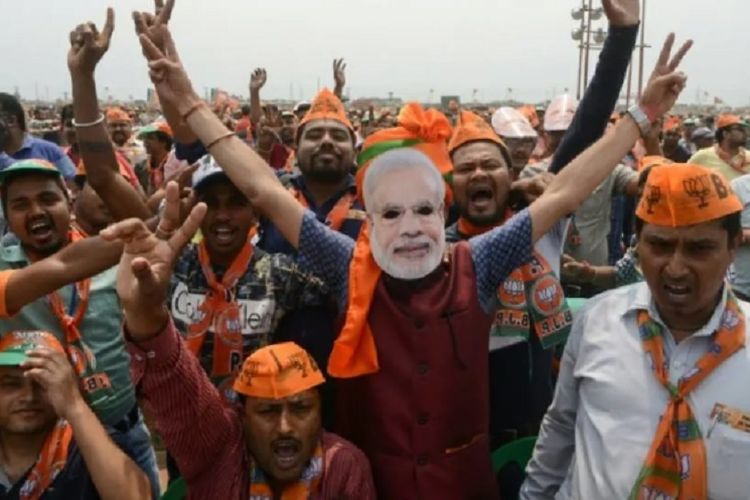 Pendukung Partai Bharatiya Janata (BJP) India meneriakkan slogan-slogan mendukung petahana Perdana Menteri India Narendra Modi di Siliguri pada 3 April 2019. (AFP/DIPTENDU DUTTA)