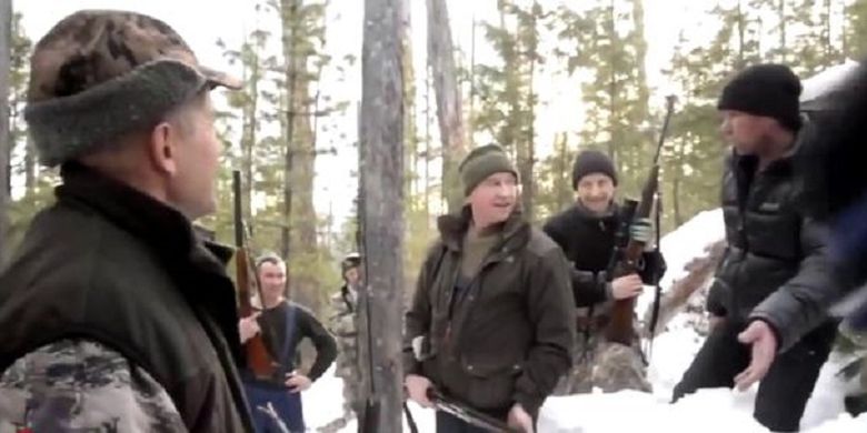 Gubernur Region Irkutsk, Rusia, Sergey Levchenko (tengah) ketika berhasil menembak seekor beruang yang sedang hibernasi. Levchenko menuai kecaman karena menembak beruang di dalam sarangnya.