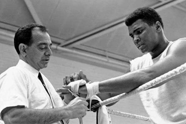 Muhammad Ali (kanan) bersama Angelo Dundee pada 1966.