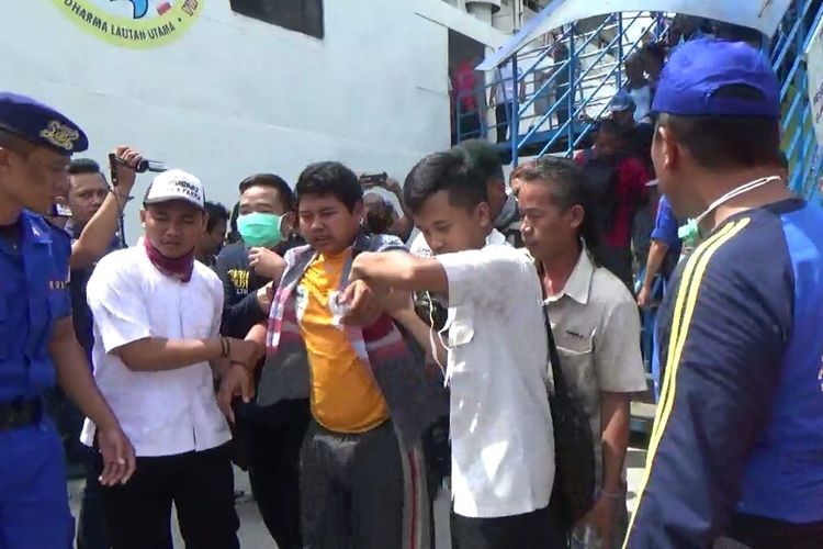 Evakuasi penumpang KM Dharma Kencana II di Pelabuhan Kumai, Pangkalan Bun, Senin (30/17/2017)