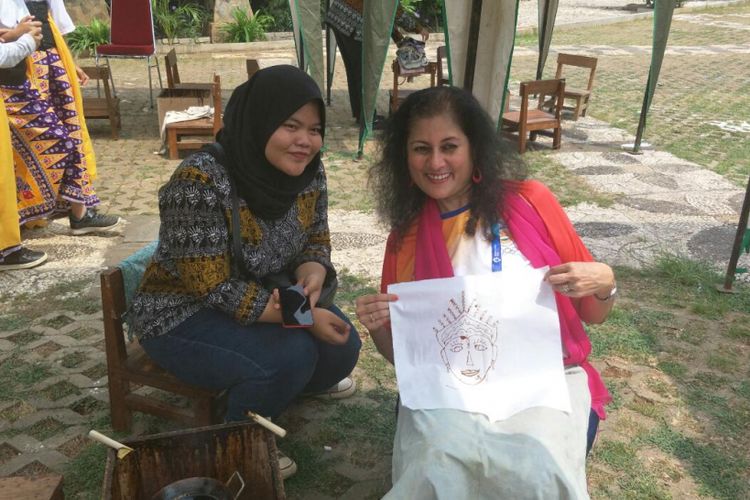 Atlet bridge asal India, Marianne Karmarkar, menunjukkan batik motif ondel-ondel hasil karyanya saat berkunjung ke PBB Setu Babakan, Jakarta Selatan, Minggu (26/8/2018).