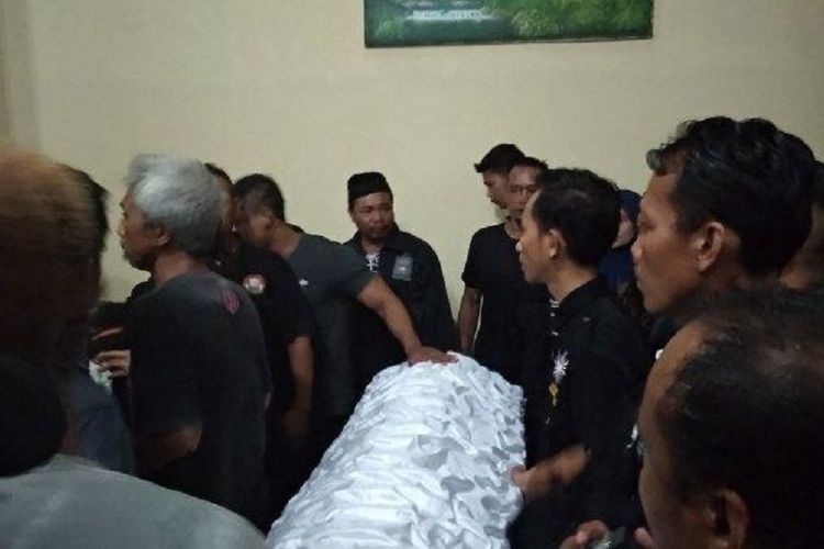 Jenazah Sugimin, anggota DPRD Kabupaten Sragen, Jawa Tengah, tiba di rumah duka, Selasa (16/4/2019) sekitar pukul 18.20 WIB.