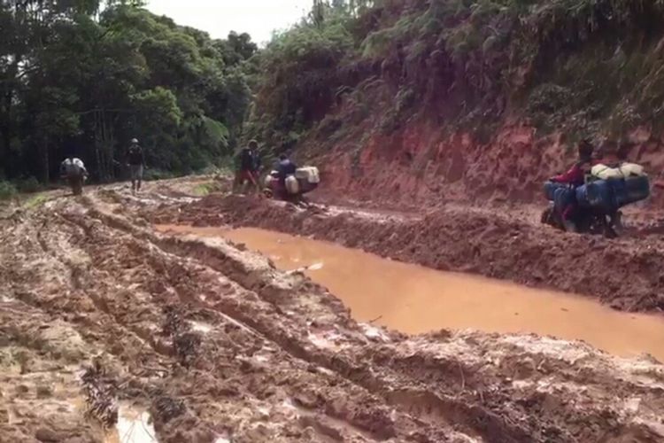 Kondisi jalan di Kecamatan Seko, Luwu Utara, Sulawesi Selatan dilalui kendaraan membuat ojek memasang tarif mahal Rp 700.000.