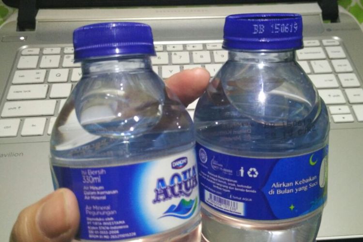 Botol minuman Aqua yang rusak di bagian tutup botol.