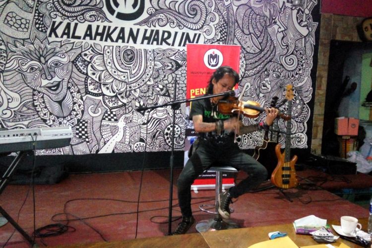 Sebuah kegiatan panggung musik bertajuk pentas Ekspresi Seniman Jalanan yang digelar oleh Institut Musisi Jalanan (IMJ) di markas mereka di jalan baru sekitar flyover Arif Rahman Hakim, Depok, Selasa (22/8/2017).
