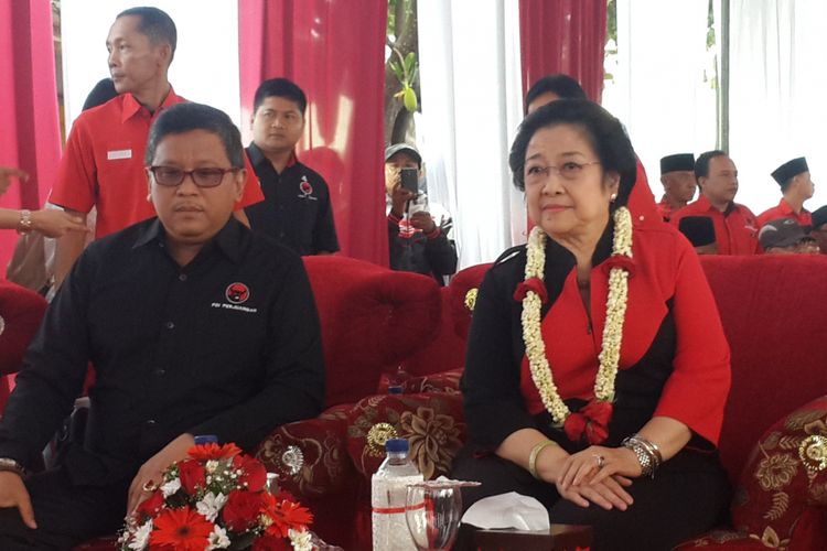 Ketua Umum PDI Perjuangan Megawati Soekarnoputri (kanan) dan Sekretaris Jenderal PDI Perjuangan Hasto Kristiyanto. Gambar diambil pada Minggu (10/9/2017).