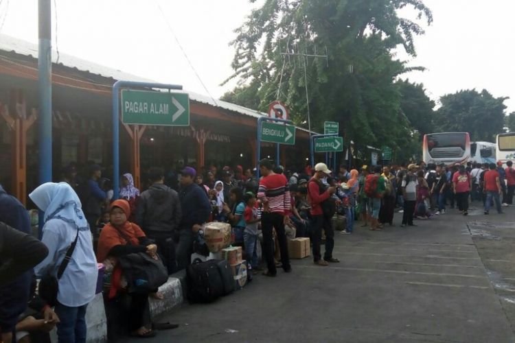 Antrean penumpang di loket-loket pembelian tiket di Terminal Kalideres, Jakarta Barat, Kamis (31/8/2017).