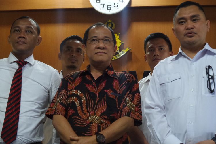 Politisi Partai Nasdem yang juga anggota Komisi III DPR RI, Akbar Faizal, didampingi pengacaranya dan Direktur Tindak Pidana Siber Bareskrim Polri Brigjen Pol Fadil Imran di gedung Bareskrim Polri, Jakarta, Senin (30/10/2017). 