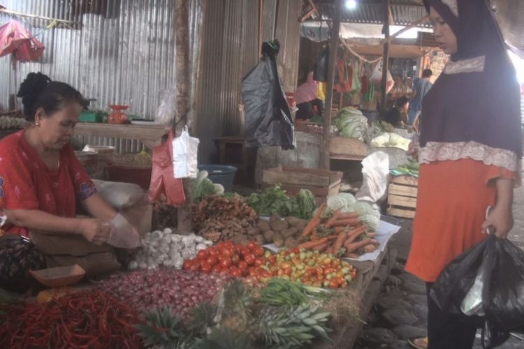 Ibu Zariah, pedagang sauran di Pasar Indralaya Ogan Ilir tengah melayani warga yang membeli bawang merah. Harga bawang merang di pasar tersebut saat ini tembus ke angka 40 ribu rupiah perkilo