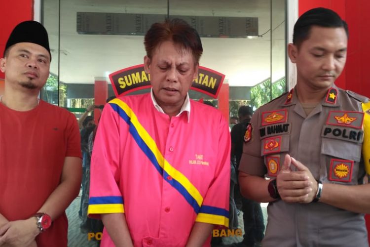 Tersangka basri saat berada di Polsek Ilir Timur 1 Palembang, Sumatera Selatan. Dia ditangkap karena telah menjual sabu dan ekstasi