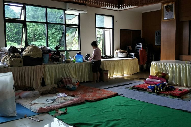 Suasana ruang pola di lantai 2 kantor kelurahan Pengadegan, Pancoran, Jakarta Selatan, Senin (12/2/2018). Tempat itu masih menjadi lokasi pengungsian warga yang terkena banjir luapan Sungai Ciliwung, Senin lalu.