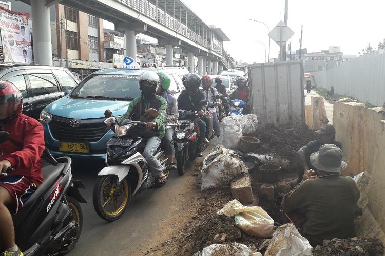 Proyek galian di depan Jalan Bekasi Barat depan Stasiun Jatinegara menyebabkam lalu lintas terdendat, Selasa (26/3/2019).