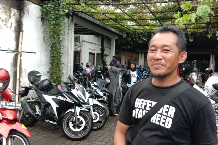 Arifin manfaatkan halaman rumahnya menjadi lahan parkir dadakan untuk peserta tes CPNS di Yogyakarta.