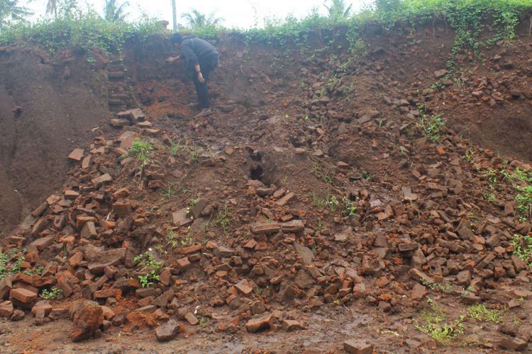 Bongkahan batu bata situs purbakala diduga bekas permukiman masa Kerajaan Majapahit yang ditemukan di ruas pembangunan Jalan Tol Pandaan - Malang seksi 5 di Desa Sekarpuro, Kecamatan Pakis, Kabupaten Malang, Jumat (8/3/2019). PT Jasamarga Pandaan Malang menghentikan sementara konstruksi jalan tol di lokasi tersebut akibat penemuan situs itu.