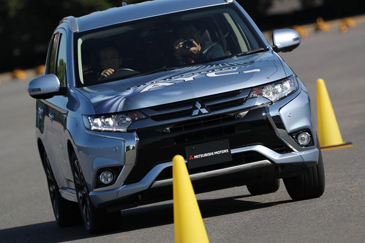 Merasakan keunggulan teknologi Dual Motor AYC dan S-AWC di Outlander PHEV 