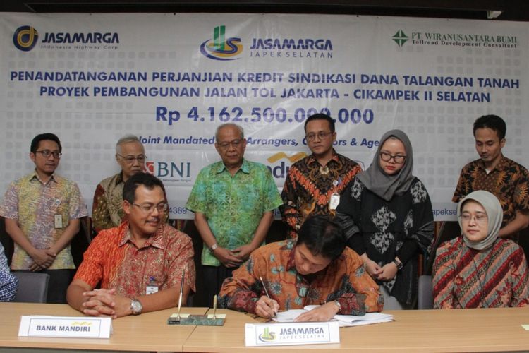 Penandatanganan pinjaman sindikasi untuk dana talangan tanah proyek Jakarta-Cikampek II Selatan, Jumat (28/12/2018).