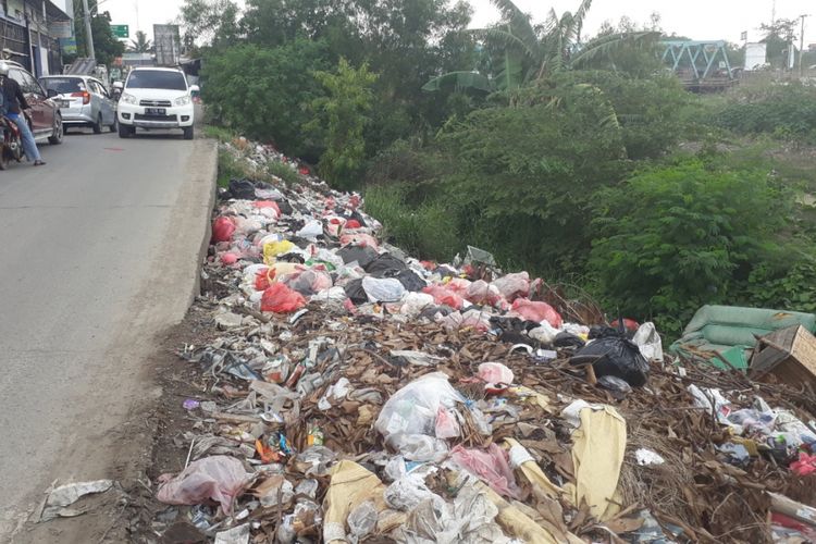Tampak sampah menumpuk di pinggir jalan Karang Satria, Kecamatan Tambun Utara, Kabupaten Bekasi, Kamis (29/11/2018).