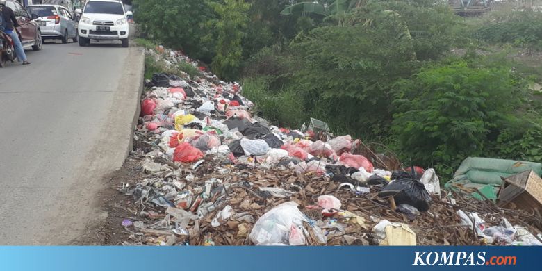 Bau Menyengat dari Tumpukan Sampah di Jalan Karang Satria, Bekasi