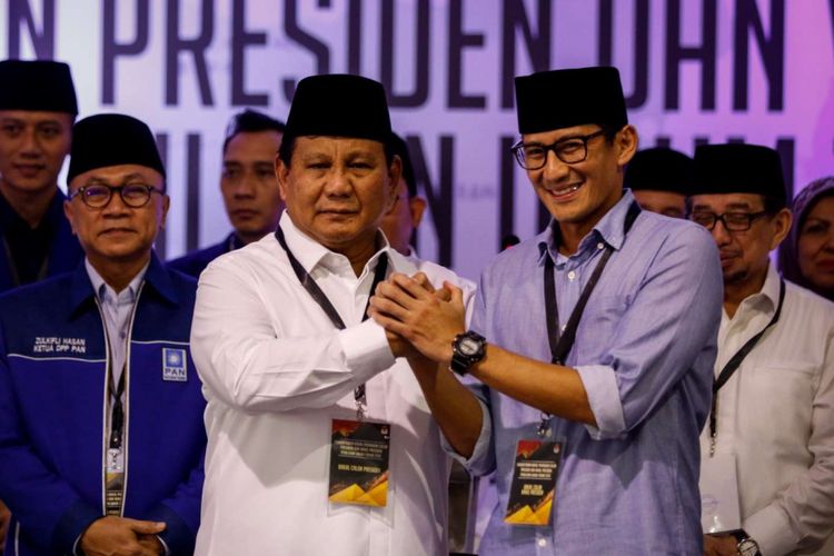 Calon presiden dan wakil presiden Prabowo Subianto dan Sandiaga Uno berfoto bersama seusai mendaftarkan dirinya di Gedung KPU RI, Jakarta, Jumat (10/8/2018). Pasangan Prabowo-Sandi yang secara resmi mendaftar sebagai calon presiden dan wakil presiden tahun 2019-2024.